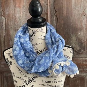 Charlotte Russe Blue and Cream Scarf